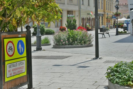 Csak gyalogosan - új figyelemfelhívó táblák a Belvárosban